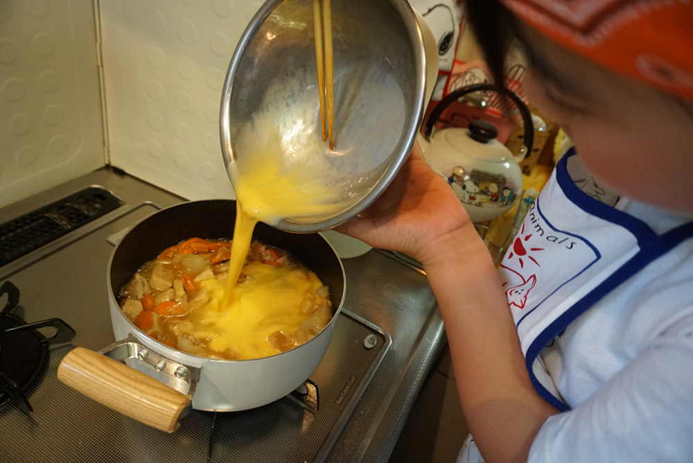 卵をいれて煮る　親子煮　レシピ　栃木県　郷土料理