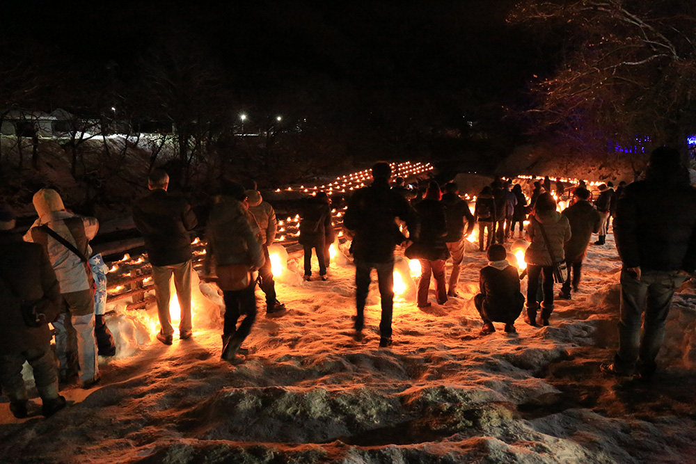 ろうそくへの点火　湯西川温泉かまくら祭り（日光市）　栃木県　とちぎのしゅし