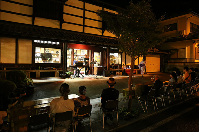 お店の軒下のステージ　益子夜市　栃木県益子町　とちぎのしゅし