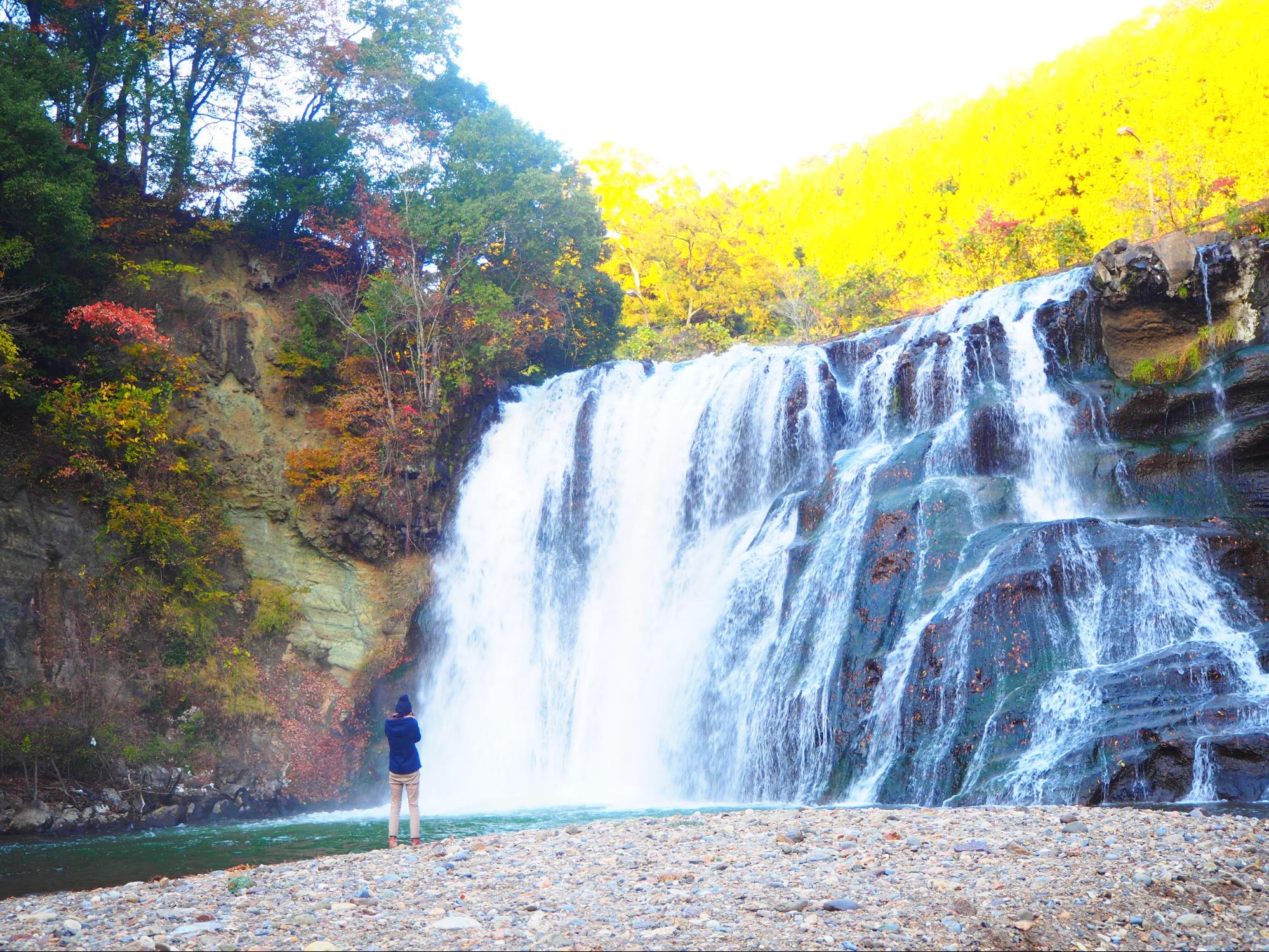 栃木県　那須烏山市　紅葉シーズンの龍門の滝